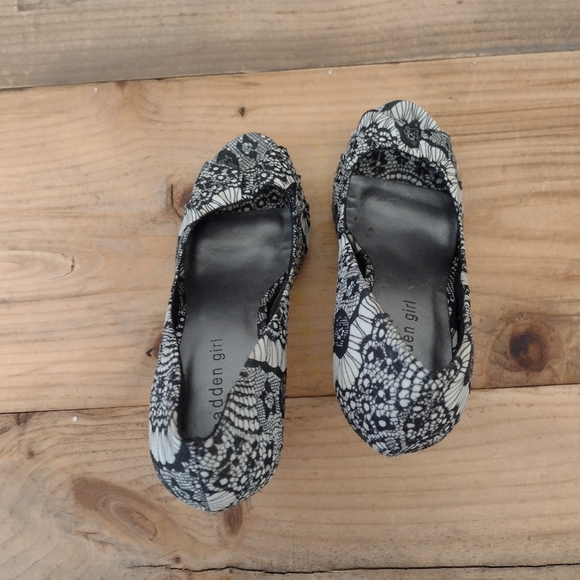 Madden Girl Black & White Kaboby Peep Toe Heels New Size 6.5 - Picture 14 of 14